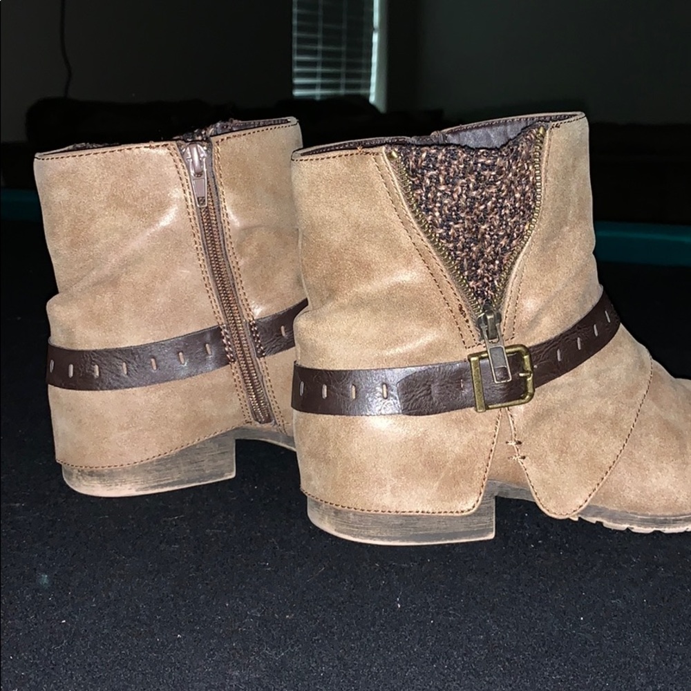 Boots - Picture 4 of 4